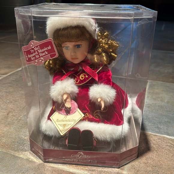 Gift Gallery Animated Wind Up Musical Doll Porcelain Doll Lisa Never Opened - Picture 1 of 9